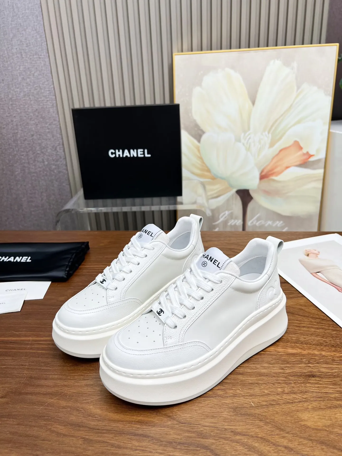 👟👟Ex-factory price 480👟👟 New Chanel panda color white shoes, currently super popular thick-soled shape, very versatile, long and slim legs, super comfortable on the feet, elongating the entire body proportion [strong] Fabric: imported first-layer cowhide🐂 Lining: sheepskin Foot pads: cowhide Code number: 34 to 41 (34 and 41 need to be customized) Packaging: with card, cloth bag Color: black, white, pink